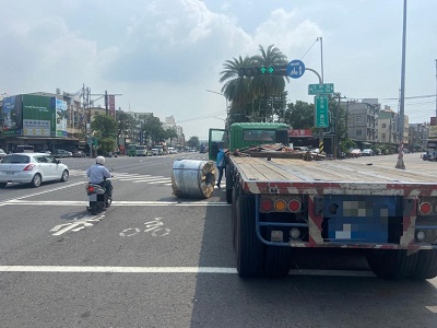 小港區沿海與立群路口 大貨車載運鋼捲掉落事故案1