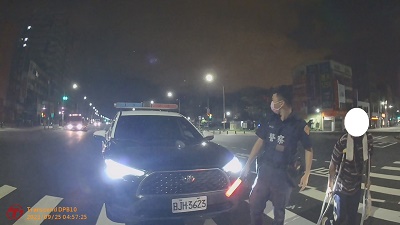 拄杖男路中徬徨 小港警及時解圍