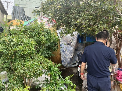 獨居自搭簡陋宅，警捐物資顧弱勢1