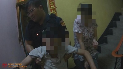 男子與朋友聚會喝太茫，警爬五樓揹回家