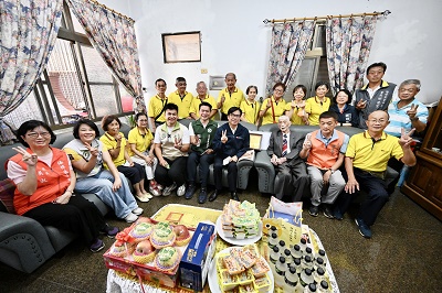 秋節樂團圓 高雄市大家長陳其邁訪百歲人瑞
