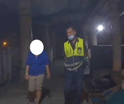 精障女露宿漁港，警速辨識載返家