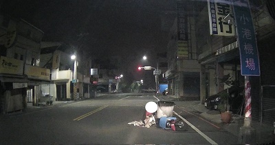 羊奶送貨員凌晨暗巷自摔，警即刻救協助排除