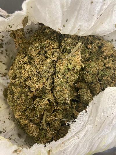 藥草按摩球竟開出毒花！高雄關偕同法務部調查局查獲旅客走私大麻花雙響砲3