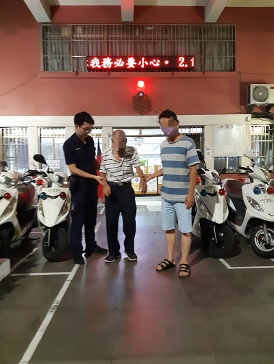 迷失老翁行動不便無法下車 所長展現公主抱魄力