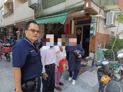 老翁想找妹夫敘舊卻忘記路，熱心警協助相認團員