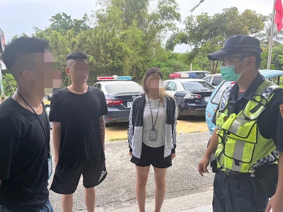 遊客小琉球路旁拉K 東港警獲報2男1女被逮1