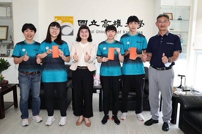 高雄大學校長陳月端接見林姿妤、田曉雯、蘇晉賢3學生 讚許杭州亞帕運桌球2金1銀1銅精采表現1