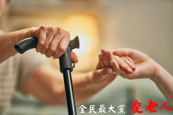 「愛老人愛團圓」募年菜 華山基金會服務25,500位失能失依失智長輩 不分黨派 「愛老人」1
