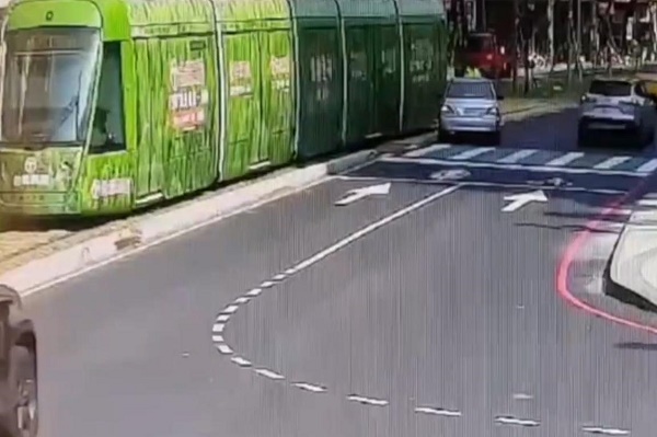 今年輕軌列車第三起事故 自小客疑未依標誌轉彎 路口擦撞輕軌 無人受傷1