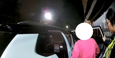 婦受傷醉倒路邊 暖警助返家