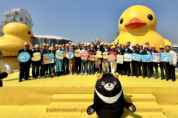睽違10年的黃色小鴨再現高雄 2024 Kaohsiung Wonderland 冬日遊樂園正式開幕！陳其邁攜手荷蘭藝術家霍夫曼重磅迎接2隻黃色小鴨 1