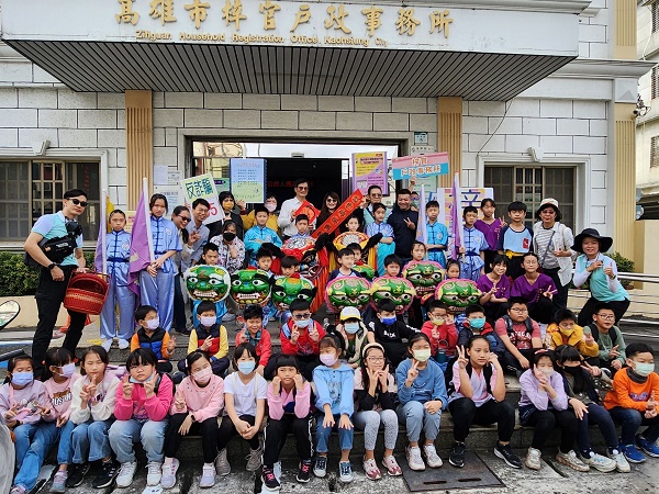祥獅獻瑞，梓官戶所與民眾提前歡慶迎新年1