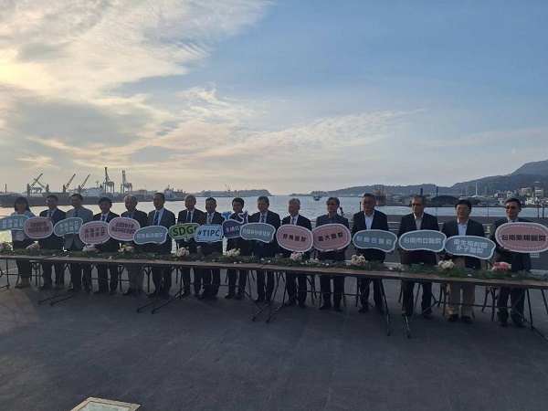 臺灣港務公司與14家醫療院所簽署「醫療合作備忘錄」 在中島商港區34號、36號、38號、55號碼頭及每一個貨櫃中心建立疫情快篩站2