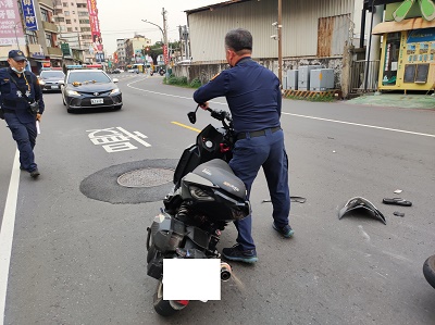 警局門口車禍現 交警立馬急救援
