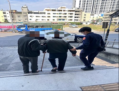 警送迷途老爺爺回家，家屬感激警方援助1