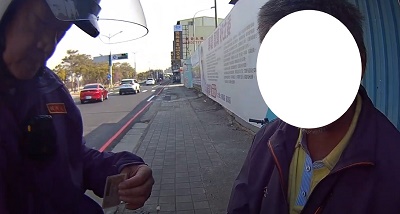 駕車不穩遭警攔查，意外曝露通緝身分