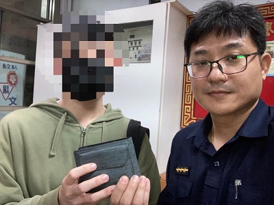 高中生皮夾遺失，警查詢車籍系統後聯繫到母親通知認領