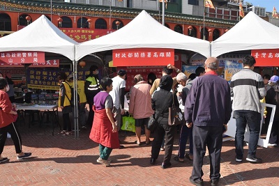 高雄關舉辦「祥龍倡廉潔．揮毫送春聯」宣導活動，與市民共同推動廉能海關1