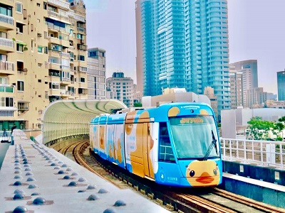 黃色小鴨主視覺與輕軌列車相繼登場！高雄「2024冬日遊樂園」愛河灣見1