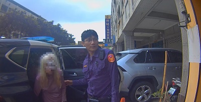 八旬老嫗身體不適倒地挫傷，警協助救護助返家