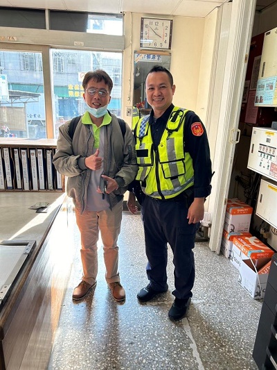 前車皮夾突飛落，熱心報警速發還