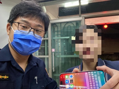剛買的新手機卻遺留在計程車上，警尋機上標籤紙找回失主