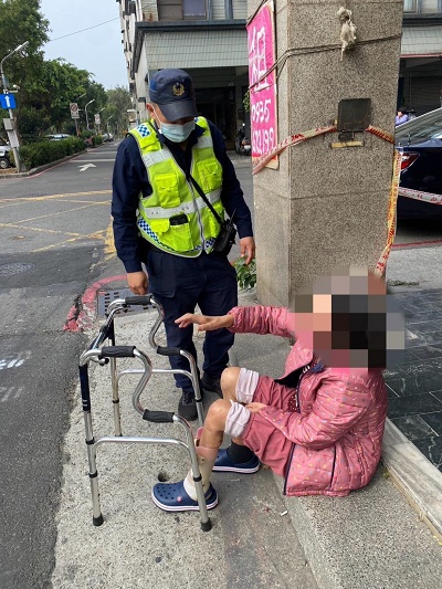 協助迷失老人返家，家屬感激警方主動細心相助 1