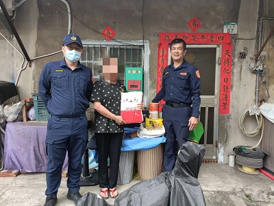 大林警關懷弱勢，贈送物資好過年1