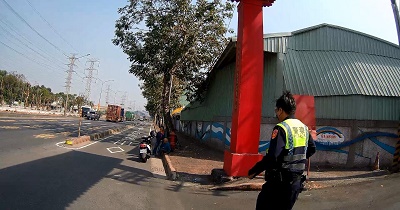 失智翁呆坐路旁，警速辨識助返家1