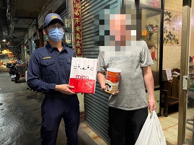 寒冬處處有溫暖，警將物資送到家1