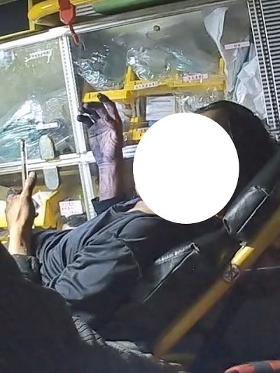 小便不慎摔入水溝，警方協助男子就醫1