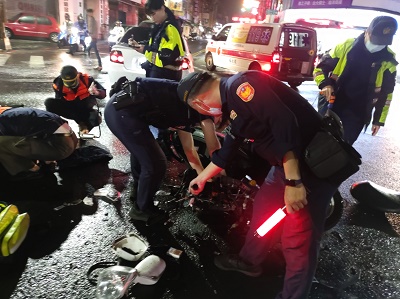 年輕開快轉彎未減速 無照肇事還找人頂