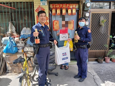 心繫轄內弱勢祖孫，大林警年前送溫暖1