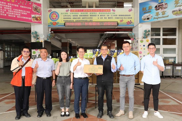 愛心義舉不落人後 中油公司大林煉油廠赴仁武特殊教育學校 贈物資1
