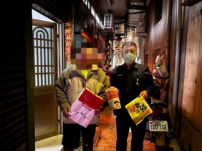擺攤養孫難度日，大林警關懷送愛心1