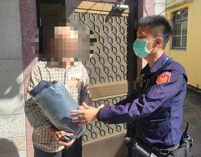 暖心枋警與善心人士捐贈防寒衣物幫助弱勢家庭過寒冬