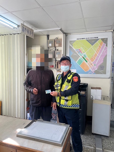 民眾拾獲信用卡，警撥客服速發還