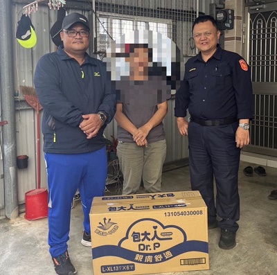 民眾長期臥病在床 枋警自掏腰包捐贈成人紙尿布一箱1