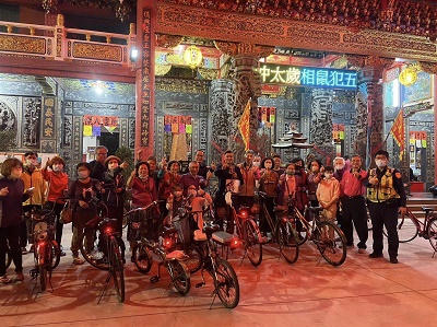 為長者點一盞守護燈！小港分局為長輩安裝自行車後座警示燈1