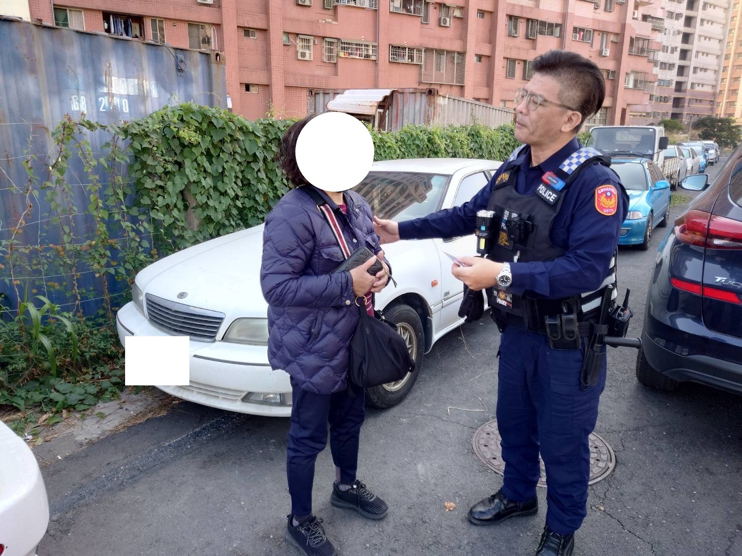熱心民眾拾獲手機，警連繫失主至所認領