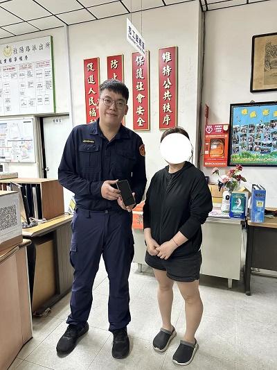 熱心民眾拾獲手機，警連繫失主至所認領