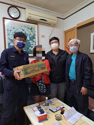熱血警愛心飄香，自掏腰包購買泡麵，民眾溫馨過好年