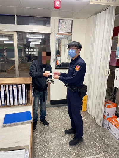 粗心遺落身分證，待警通知始驚覺