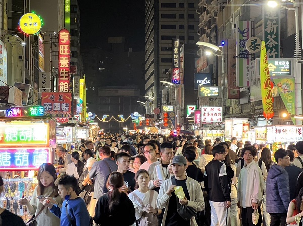 紅髮艾德開唱！ 高雄商圈夜市人潮從晚餐時段客滿至深夜1