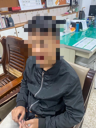 警上前關心深夜獨自坐公園的少年，竟找回阿嬤失蹤的孫子1