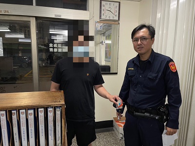 購物粗心忘皮夾，店員報警速發還