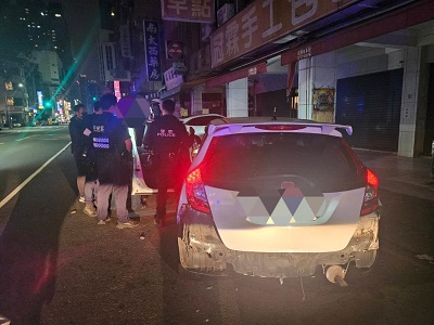車後方無保險桿 警方攔查 發現擊棒及電擊槍各1把1