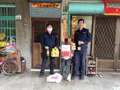 車禍骨折沒收入，警備物資急相助
