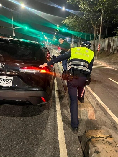 車輛爆胎停路中，大林警在後守護1